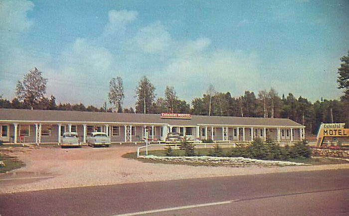Colonial Motel - Old Postcard Photo Of Colonial